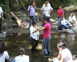 Reconocimiento de docentes de la naciente río Abangares proyecto Residuos Sólidos, Abangares, Guanacaste. 